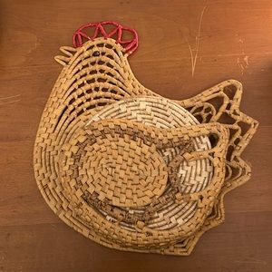 Chicken weaved trivet holder